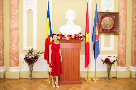 Lý Nhã Kỳ họp tại Tòa nhà quốc hội lớn nhất Romania 