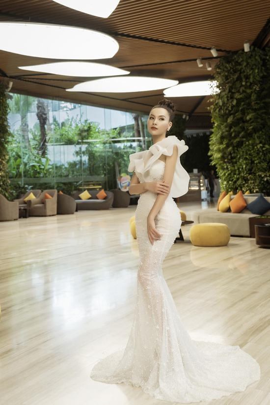 MC Minh Hà diện váy cưới “nàng tiên cá”,  khoe vòng eo 54 cm