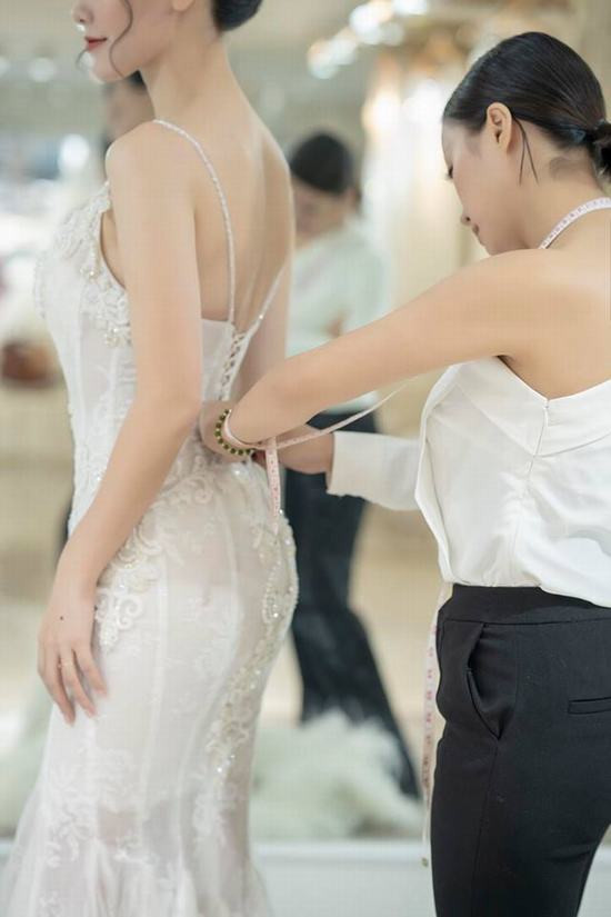MC Minh Hà diện váy cưới “nàng tiên cá”,  khoe vòng eo 54 cm