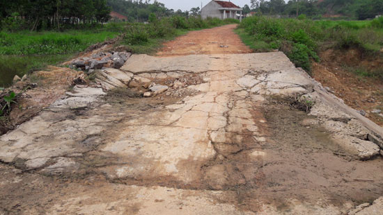 Nghệ An: Cầu tràn mới sửa chữa đã bị hư hỏng nặng