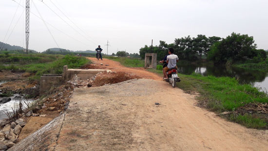 Nghệ An: Cầu tràn mới sửa chữa đã bị hư hỏng nặng