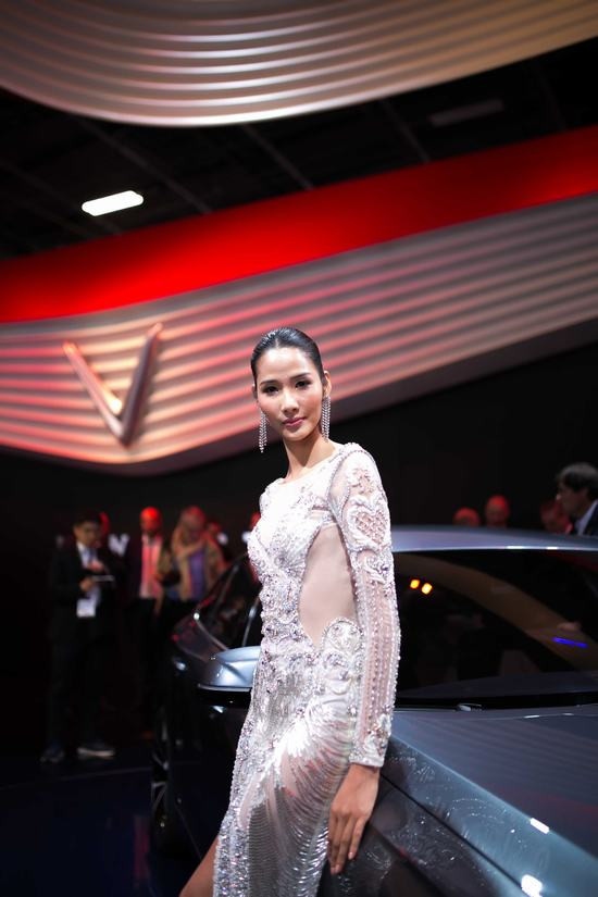 Á hậu Hoàng Thùy diện váy lộng lẫy ra mắt xe của Vinfast tại Paris Moto Show