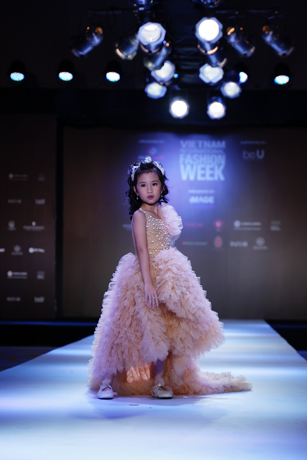 Vietnam International Fashion Week Thu Đông 2018 có gì mới?