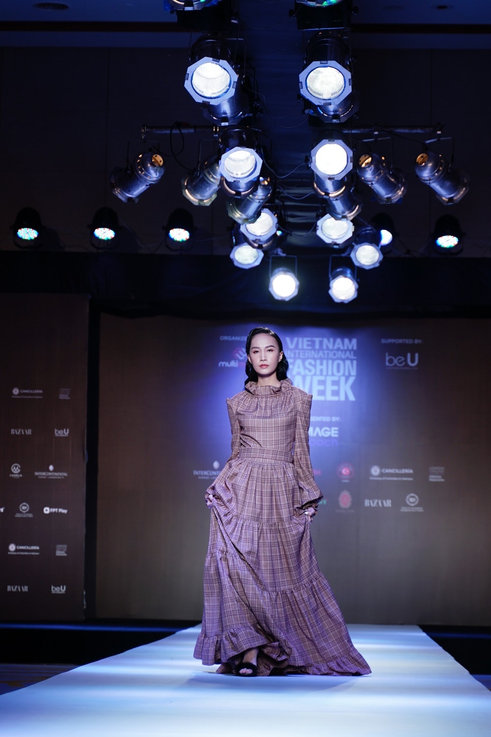 Vietnam International Fashion Week Thu Đông 2018 có gì mới?