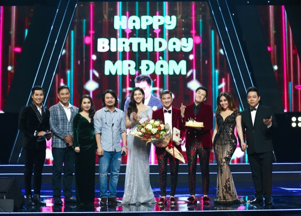 Nguyên Khang cùng các nghệ sĩ thổi nến mừng sinh nhật Mr Đàm