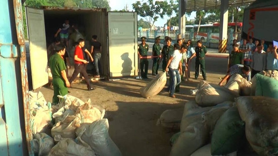 Chặt đứt đường dây vận chuyển 10 tấn ngà voi, vẩy tê tê về Việt Nam tiêu thụ