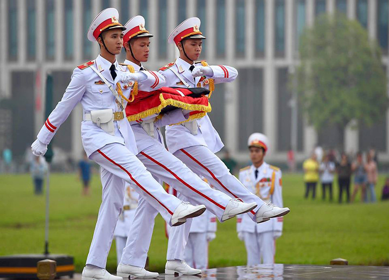 Chùm ảnh: Lễ treo cờ rủ Quốc tang nguyên Tổng Bí thư Đỗ Mười