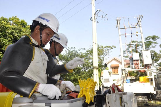 Ngỡ ngàng trước phương pháp sửa chữa điện hiện đại của EVN HANOI