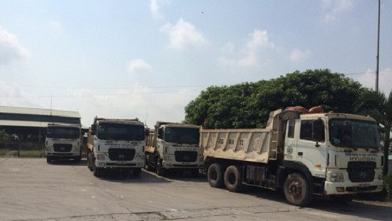 Hơn chục xe tải dàn hàng, chống đối lực lượng CSGT trên QL10
