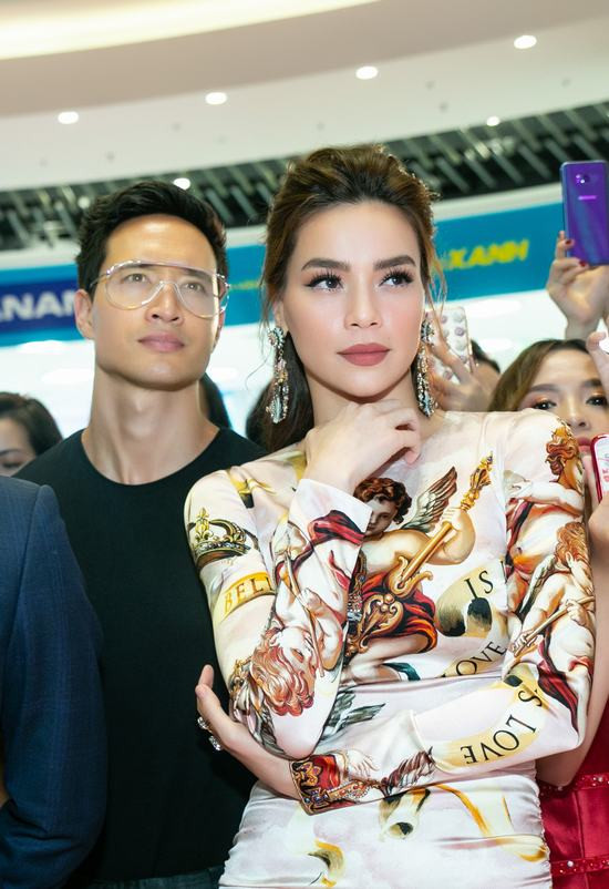Kim Lý tháp tùng Hồ Ngọc Hà ra mắt thương hiệu làm đẹp tại Hà Nội
