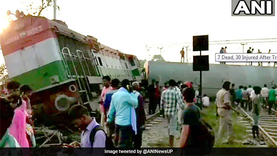 Tàu hỏa trật bánh ở Ấn Độ khiến nhiều người thương vong