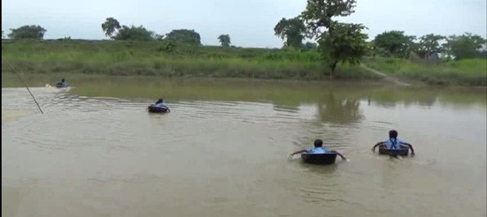 Thót tim cảnh học sinh Ấn Độ đánh đu thần chết dùng chậu nhỏ vượt sông đi học