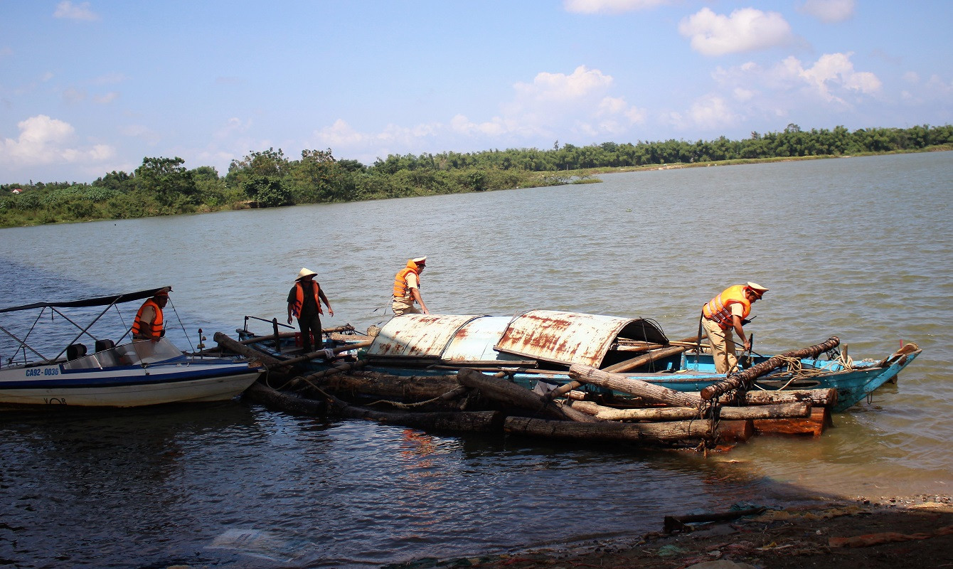 Truy tìm 2 đối tượng dùng thuyền vận chuyển gỗ lậu trên sông Thu Bồn