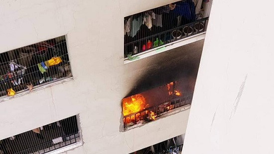 Cháy căn hộ chung cư ở KĐT Linh Đàm, người dân hoảng loạn tháo chạy