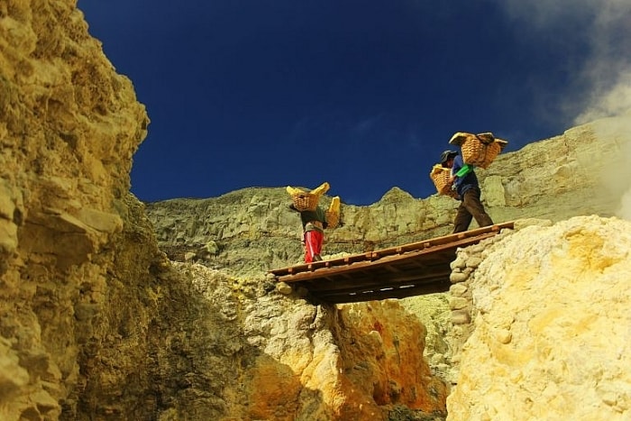 Nghề nguy hiểm nhất hành tinh: Khai thác lưu huỳnh bên miệng núi lửa đang phun