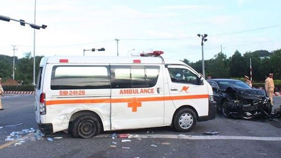 Va chạm với xe cứu thương, 5 người bị thương nặng