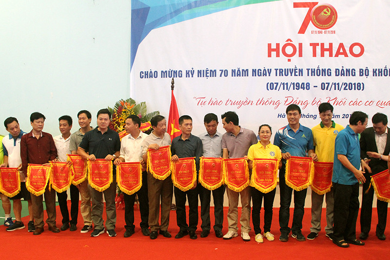 Đảng ủy TANDTC tham gia Hội thao chào mừng kỷ niệm 70 năm Ngày truyền thống Đảng bộ Khối các cơ quan TW