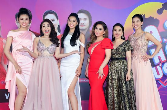 Hoa hậu Tiểu Vy gợi cảm bên nhan sắc ngọt ngào của Hoa hậu Nhân Ái Nguyễn Thúc Thùy Tiên 
