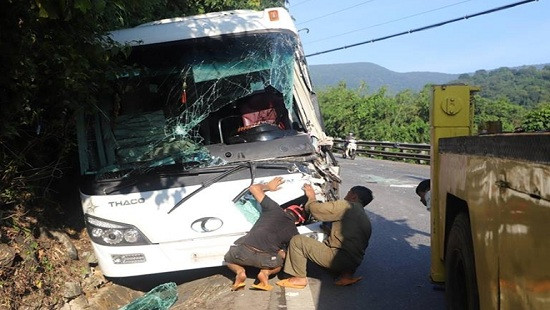 Xe tải vượt ẩu gây tai nạn liên hoàn trên đèo Bảo Lộc
