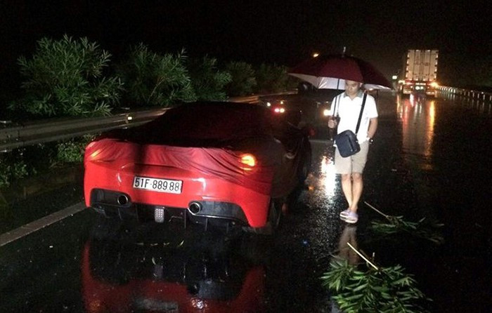 Ferrari 488 GTB của Tuấn Hưng gặp nạn: Ai là người lái?