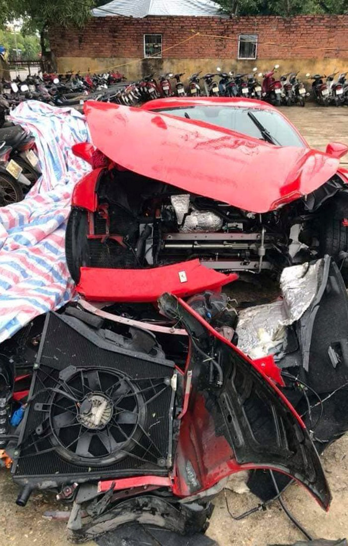 Ferrari 488 GTB của Tuấn Hưng gặp nạn: Ai là người lái?