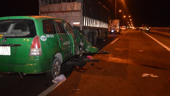 Xe taxi tông đuôi xe tải, 3 người tử vong tại chỗ