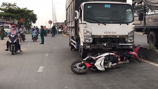 Xe tải tông hàng loạt xe máy, 2 người tử vong tại chỗ