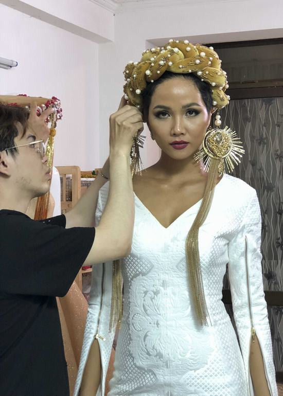 H’Hen Niê nói gì về trang phục dân tộc cô sẽ trình diễn tại Miss Universe 2018?