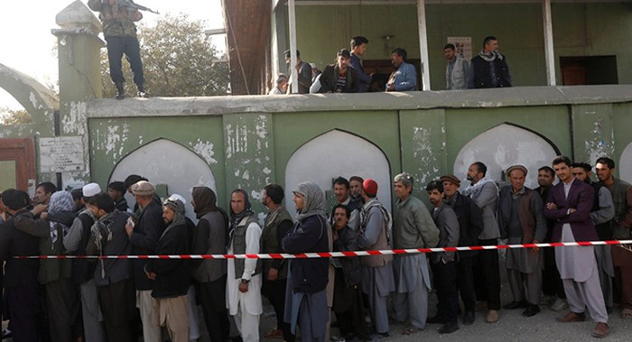 Cử tri xếp hàng trước một điểm bỏ phiếu ở Kabul. Ảnh: Reuters