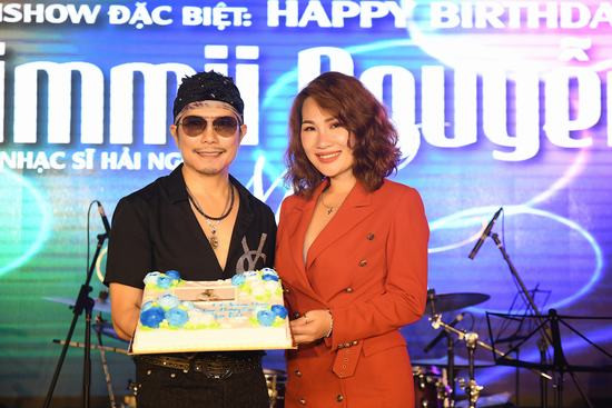Jimmii Nguyễn bất ngờ để râu, đón sinh nhật sớm tại Hà Nội