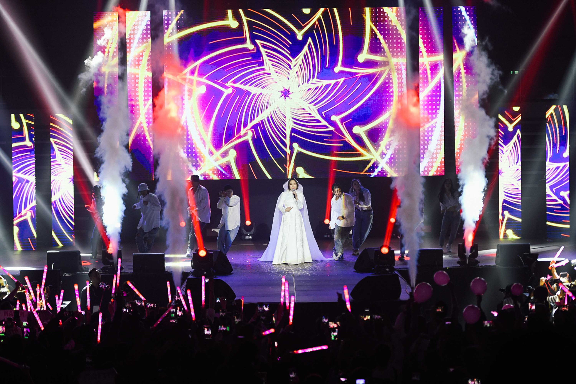 Mỹ Tâm mặc áo dài gây thương nhớ trong live concert ở Hàn Quốc