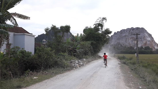 Nghệ An: Dân bất bình khi phải sống chung với bụi vì mỏ khai thác đá