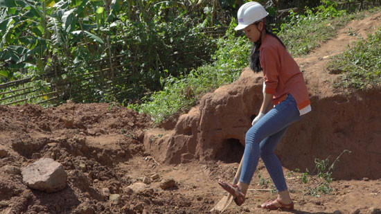 Hoa hậu Tiểu Vy để mặt mộc đẩy xe đất, đào giếng cho bà con bản Nịu