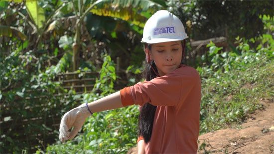 Hoa hậu Tiểu Vy để mặt mộc đẩy xe đất, đào giếng cho bà con bản Nịu