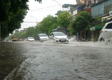 Mưa lớn khiến nhiều tuyến đường ở Thanh Hóa biến thành sông