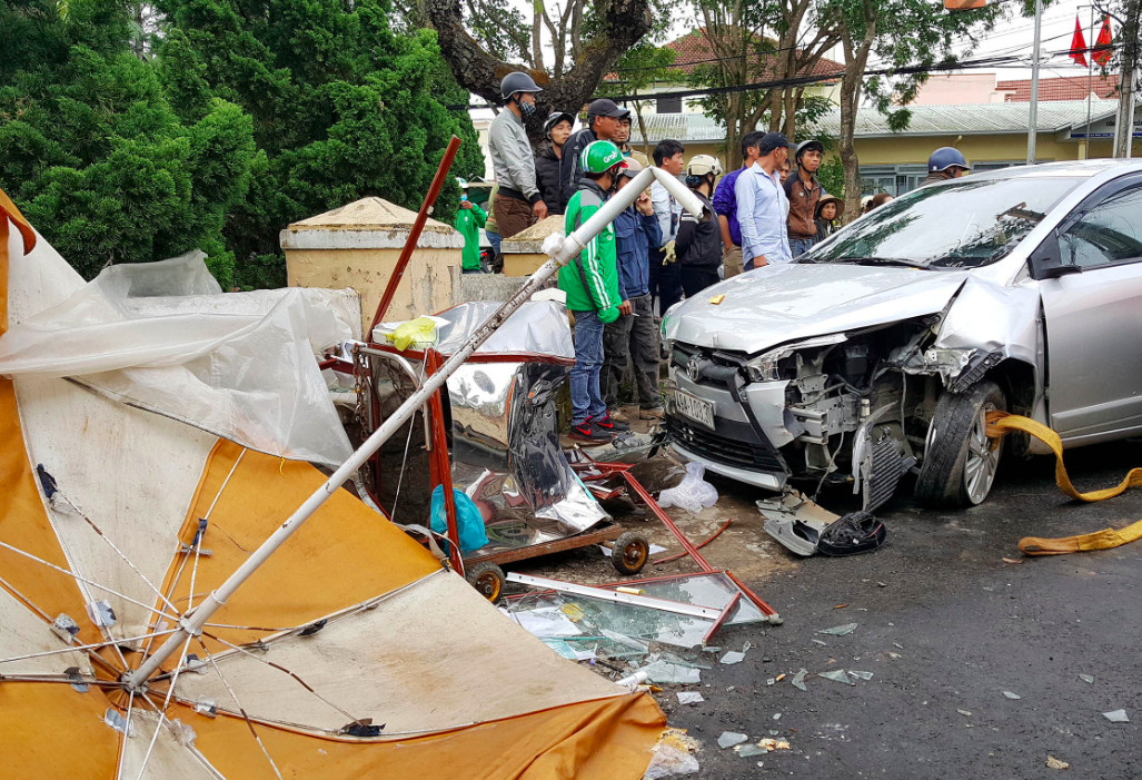 Xe ôtô gây tai nạn liên hoàn ở Đà Lạt, 4 người nhập viện