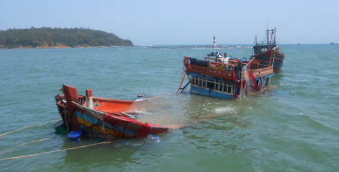 Chìm tàu cá trên biển, 13 ngư dân thoát nạn