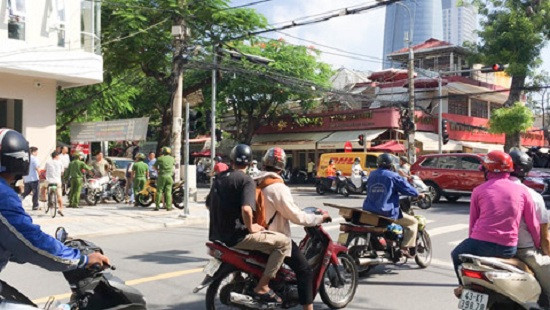 Chạy xe vượt đèn đỏ, đôi nam nữ đạp 2 cảnh sát ngã nhào