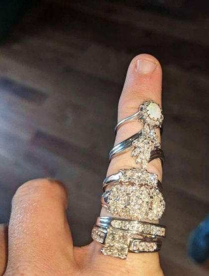 Cặp đôi bỏ 1,5 bảng Anh mua đồ chơi cũ về phát hiện 6 chiếc nhẫn kim cương bên trong