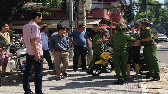 Tước bằng lái xe của nam thanh niên vượt đèn đỏ, kéo ngã hai cảnh sát xuống đường