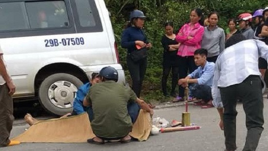 Xe máy đối đầu xe khách ở Lào Cai, 1 người chết, 2 người bị thương