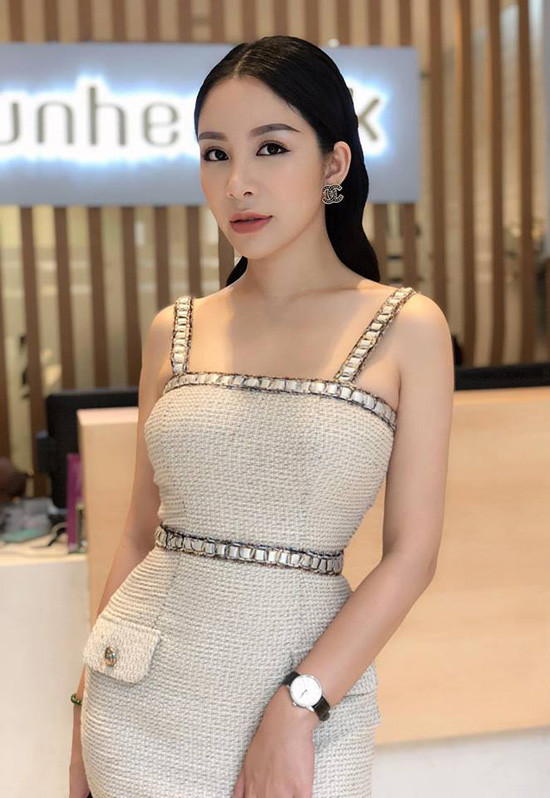 Á hậu Lương Thanh Lan diện váy xẻ khoe chân dài miên man