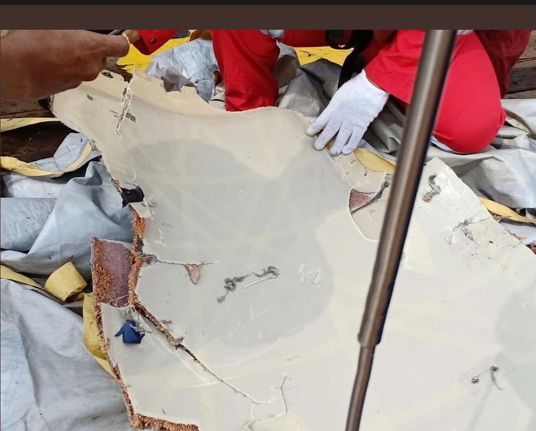 Những hình ảnh đau lòng về vụ máy bay rơi xuống biển ở Indonesia 