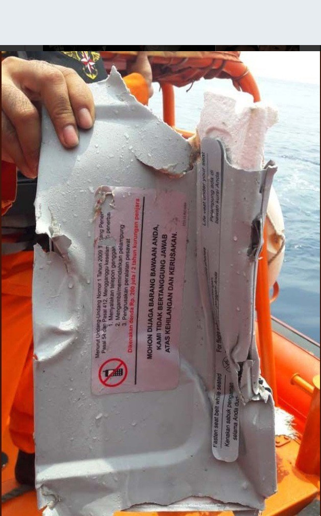 Những hình ảnh đau lòng về vụ máy bay rơi xuống biển ở Indonesia 
