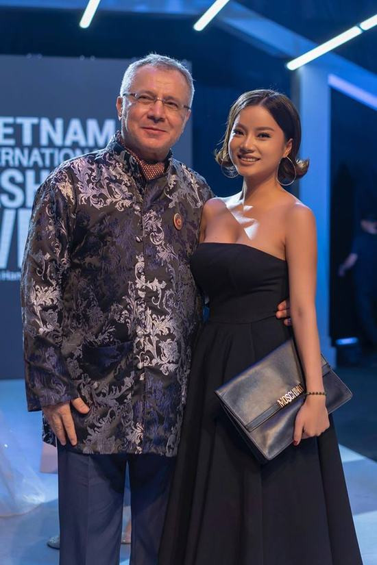 Ấn tượng NTK Thùy Victory tại Vietnam International Fashion Week