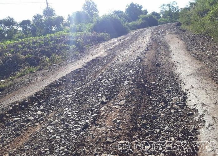 Gia Lai: Tuyến đường liên xã bị “băm nát” bởi xe chở cát