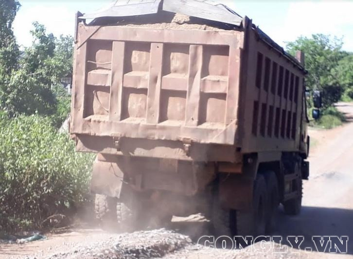 Gia Lai: Tuyến đường liên xã bị “băm nát” bởi xe chở cát
