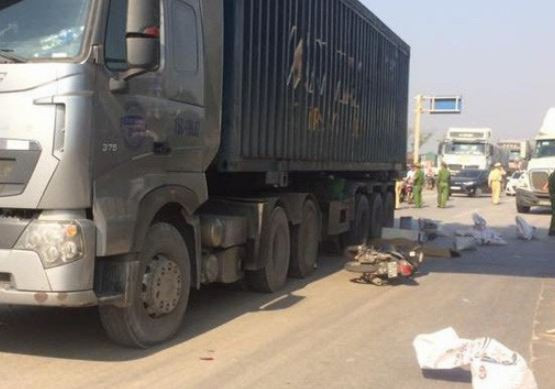 Hai giáo viên nước ngoài bị xe container cán, một người tử vong tại chỗ