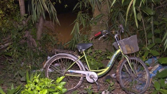 Xe máy tông xe đạp, một bé gái rơi xuống sông mất tích