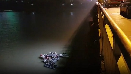 Hiện trường xuyên đêm tìm kiếm xe ô tô gặp nạn trên sông Hồng